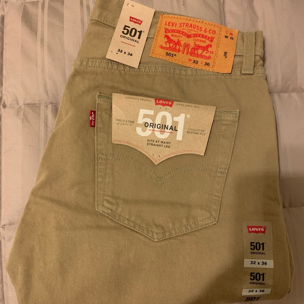 Tam Levi’s Slim Straight Jeans
